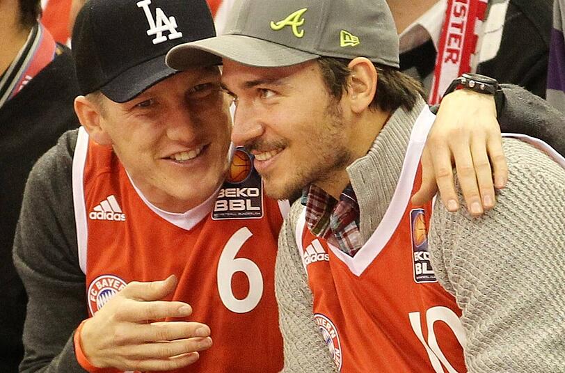 Der eine ein Fußball-Weltmeister und Bayern-Profi, der andere ein Vize-Weltmeister und früher heimlicher Kicker: die Kumpels Bastian Schweinsteiger (l.) und Felix Neureuther.