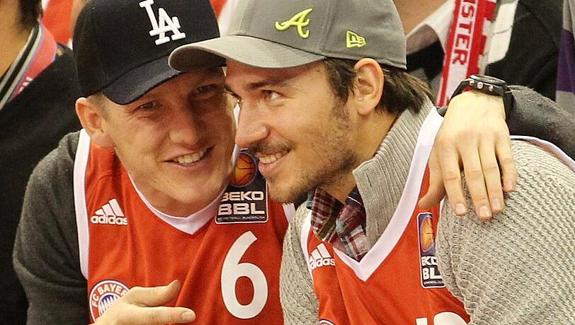 Der eine ein Fußball-Weltmeister und Bayern-Profi, der andere ein Vize-Weltmeister und früher heimlicher Kicker: die Kumpels Bastian Schweinsteiger (l.) und Felix Neureuther. Der eine ein Fußball-Weltmeister und Bayern-Profi, der andere ein Vize-Weltmeister und früher heimlicher Kicker: die Kumpels Bastian Schweinsteiger (l.) und Felix Neureuther.