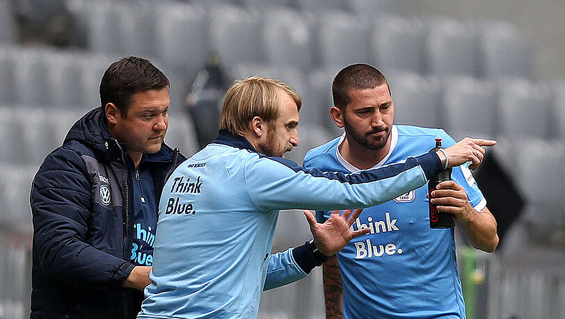 Hält große Stücke auf Interimstrainer Daniel Bierofka (m): Sascha Mölders (r). Hält große Stücke auf Interimstrainer Daniel Bierofka (m): Sascha Mölders (r).