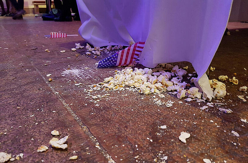 Stilleben im Bayerischen Landtag: Popcorn am Boden