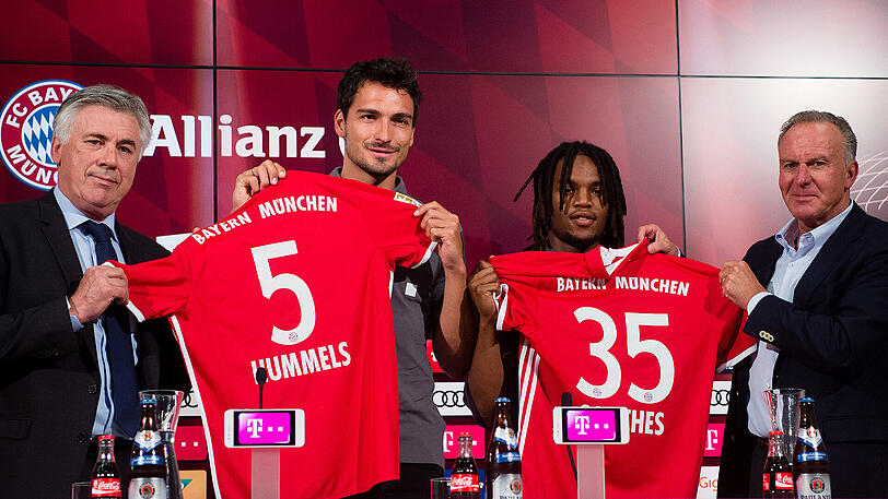 Carlo Ancelotti (l.) und Karl-Heinz Rummenigge (r.) im August 2016 mit den Neuzugängen Mats Hummels (2.v.r.) und Renato Sanches.