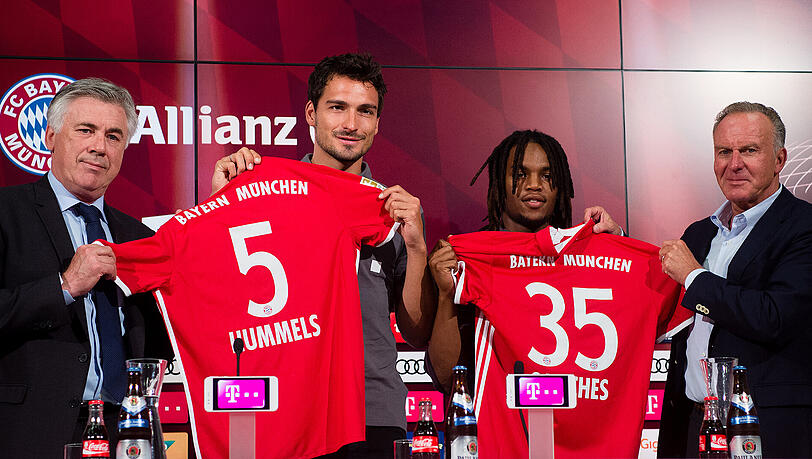 Carlo Ancelotti (l.) und Karl-Heinz Rummenigge (r.) im August 2016 mit den Neuzugängen Mats Hummels (2.v.r.) und Renato Sanches.