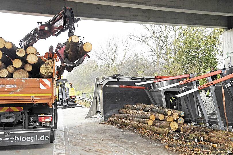 Die Ladung des Holzlasters musste umgeladen werden, daraufhin konnte das Wrack geborgen werden.