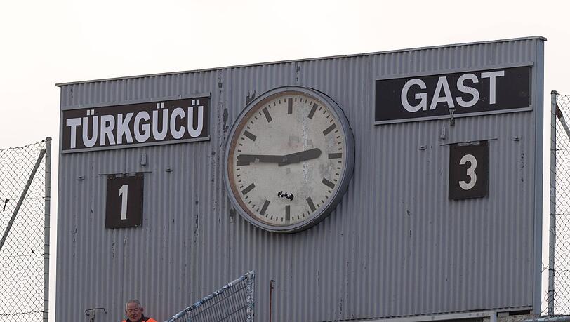 In der Rückrunde wird der Name von Türkgücü noch an der historischen Anzeigetafel im Grünwalder Stadion zu sehen sein - im Falle eines Aufstiegs würde sich dies wohl ändern. In der Rückrunde wird der Name von Türkgücü noch an der historischen Anzeigetafel im Grünwalder Stadion zu sehen sein - im Falle eines Aufstiegs würde sich dies wohl ändern.