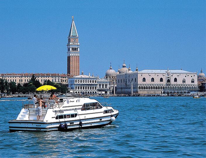 Nicht nur mit Gondeln ein Erlebnis: Auch Venedig lässt sich per Hausboot entdecken - allerdings nur aus der Ferne. Um die Stadt herum und in die Lagune dürfehn Hausboote fahren.