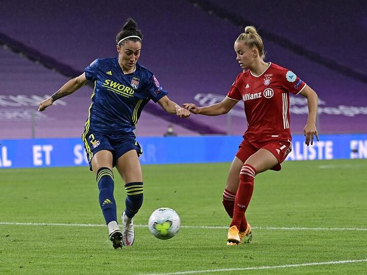 Lucy Bronze von Olympique Lyon und Giulia Gwinn von Bayern (l-r.) in Aktion. Foto: Javier Soriano/Pool AFP/AP/dpa