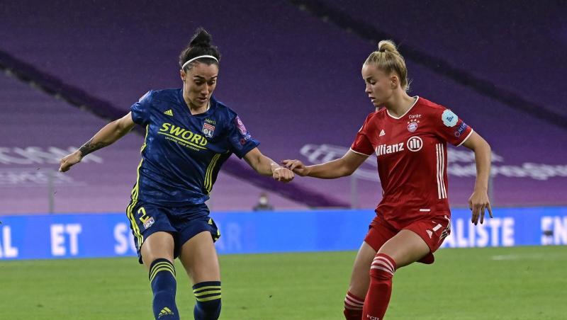 Lucy Bronze von Olympique Lyon und Giulia Gwinn von Bayern (l-r.) in Aktion. Foto: Javier Soriano/Pool AFP/AP/dpa Lucy Bronze von Olympique Lyon und Giulia Gwinn von Bayern (l-r.) in Aktion. Foto: Javier Soriano/Pool AFP/AP/dpa