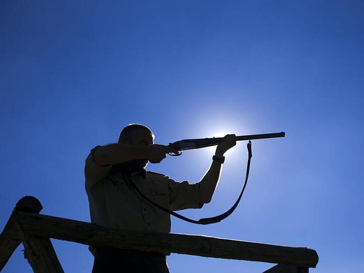 Ein Wildmeister legt auf dem Jägerlehrhof des Landesjagdverbandes sein Jagdgewehr an. Foto: Jens Büttner/dpa-Zentralbild/dpa/Archivbild