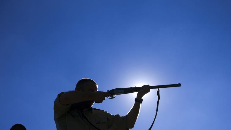Ein Wildmeister legt auf dem Jägerlehrhof des Landesjagdverbandes sein Jagdgewehr an. Foto: Jens Büttner/dpa-Zentralbild/dpa/Archivbild Ein Wildmeister legt auf dem Jägerlehrhof des Landesjagdverbandes sein Jagdgewehr an. Foto: Jens Büttner/dpa-Zentralbild/dpa/Archivbild