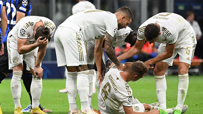 Da ist es passiert: Joshua Kimmich liegt nach einer Kollision auf dem Rasen. Da ist es passiert: Joshua Kimmich liegt nach einer Kollision auf dem Rasen.