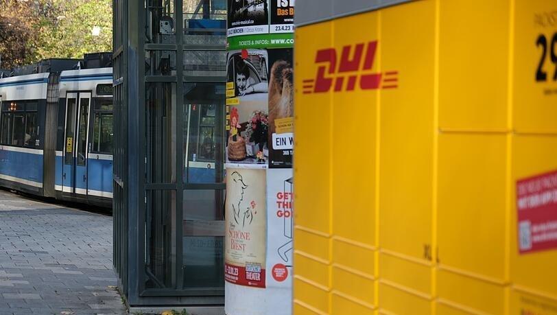 In der Belgradstraße 115 an der U-Bahn-, Bus- und Tramhaltestelle Scheidplatz steht die solarbetriebene Packstation.