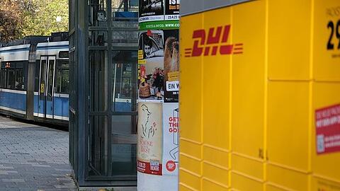 In der Belgradstraße 115 an der U-Bahn-, Bus- und Tramhaltestelle Scheidplatz steht die solarbetriebene Packstation.