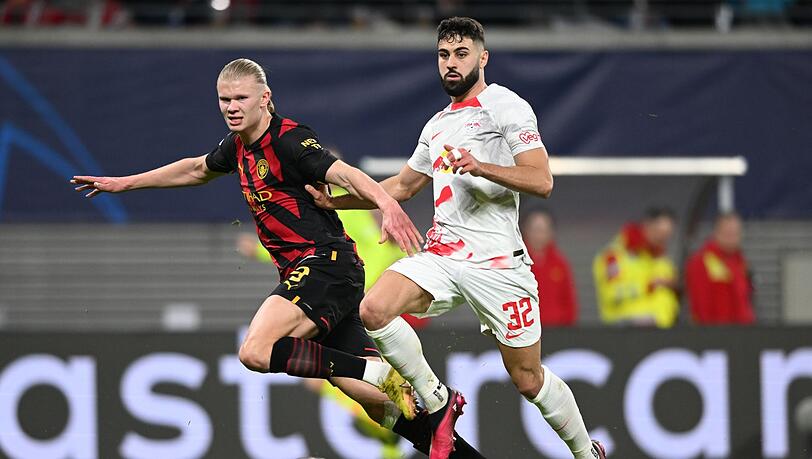 Man-City-Stürmer Erling Haaland (l) im Zweikampf mit Josko Gvardiol.