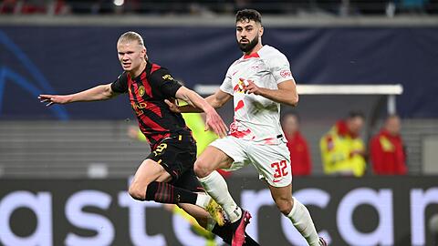 Man-City-Stürmer Erling Haaland (l) im Zweikampf mit Josko Gvardiol.