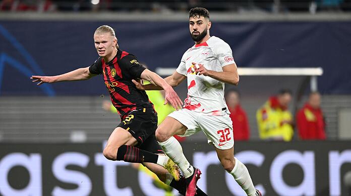Man-City-Stürmer Erling Haaland (l) im Zweikampf mit Josko Gvardiol.