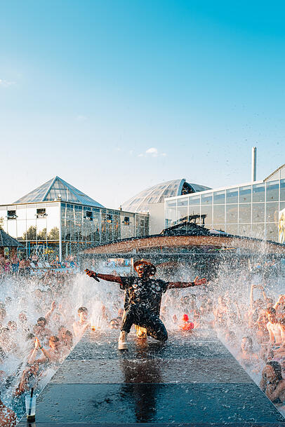 Kelvin Jones heizt den Gästen im Pool so richtig ein. Kelvin Jones heizt den Gästen im Pool so richtig ein.