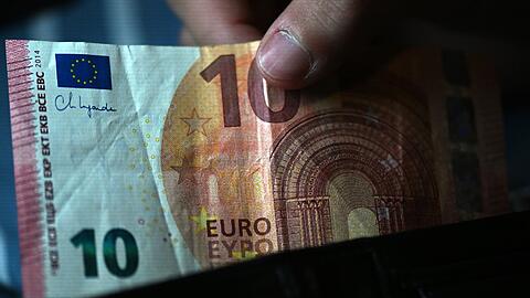 Laut einer Umfrage greifen die meisten Deutschen bei Rechnungen bis zu 20 Euro zum Bargeld.