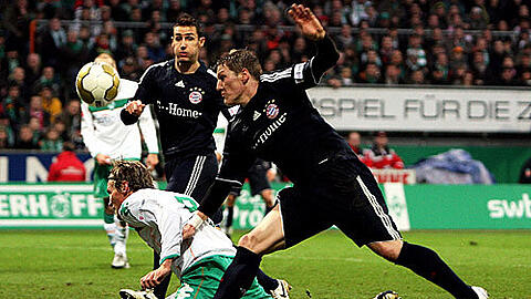Harte Bandagen: Bayern-Mittelfeldspieler Bastian Schweinsteiger beim 0:0 am Sonntag im Zweikampf mit dem Bremer Clemens Fritz.