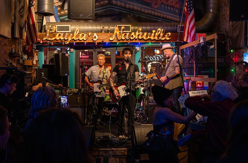 Peter Maffay (links) und der einheimische Musiker Peter Graham (zweiter von links) performen "Sonne in der Nacht" im "Layla's Honky Tonk" in Nashville.