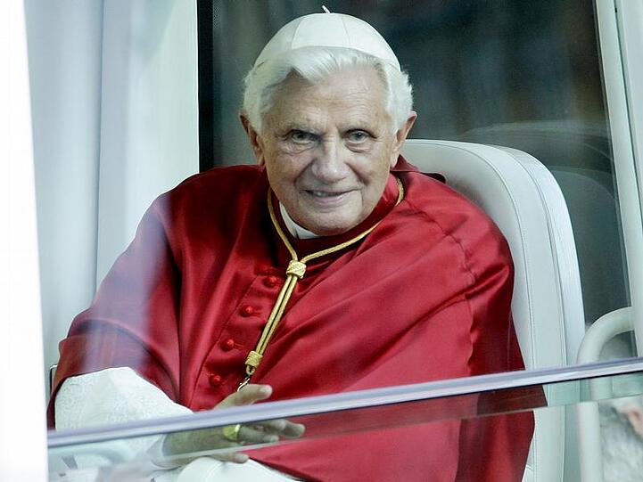 Der Papst in London in seinem Papamobil