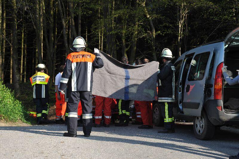 In einer Kurve hat der Zweiradfahrer aus ungeklärten Gründen die Kontrolle über sein Fahrzeug verloren und war gegen einen Baum und anschließend gegen ein Verkehrsschild geprallt. Der Fahrer erlitt schwere Verletzungen am Oberschenkel und musste mit dem Hubschrauber ins Krankenhaus abtransportiert werden.