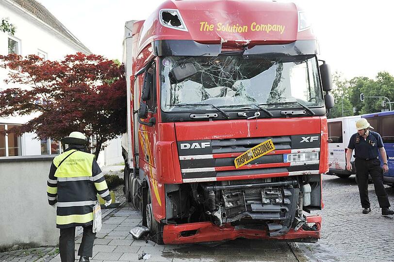 Ende einer Amokfahrt. Der zerstörte Lkw steht in München. Der rumänische Fahrer hatte zuvor auf dem Innsbrucker Ring mehrere Autos gerammt und eine Ampelanlage niedergemäht.