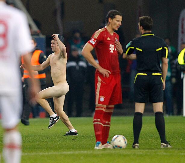 In der Nachpsielzeit sorgte ein Flitzer beim Bayern-Spiel in Augsburg für Furore. Die Bilder