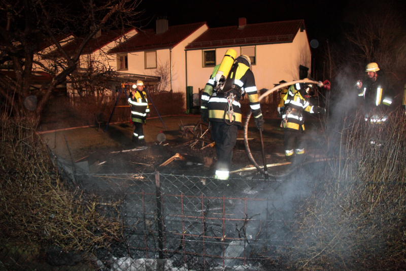 Eine Gartenhütte in Waldkraiburg ist in Flammen aufgegangen. Die Bilder vom Feuerwehr-Einsatz