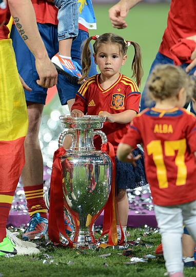 Die "Furia Roja" demütigte Italien im EM-Endspiel gnadenlos mit 4:0. Beim Jubeln zeigten die Spanier, dass sie auch ganz lieb können - im Kreise ihrer Familien. Die besten Bilder der spanischen EM-Fiesta auf dem Rasen von Kiew!