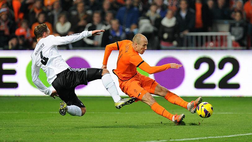 Ausgerechnet Bayern-Profi Arjen Robben (r.) sorgte in Halbzeit eins für die einzige Aufregung im DFB-Strafraum, doch dann rutschte der Holländer im Zweikampf gegen Benedikt Höwedes aus – und die Chance war vertan. Ausgerechnet Bayern-Profi Arjen Robben (r.) sorgte in Halbzeit eins für die einzige Aufregung im DFB-Strafraum, doch dann rutschte der Holländer im Zweikampf gegen Benedikt Höwedes aus – und die Chance war vertan.