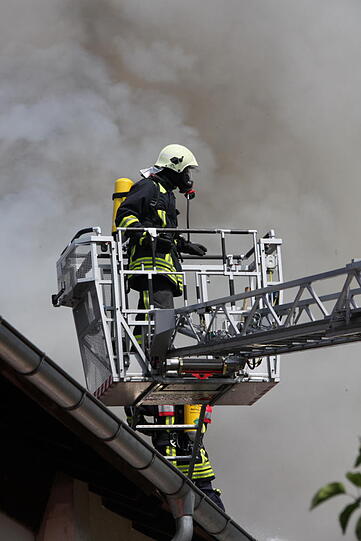 Rauchschwaden in Eiselfing: Ein Wohnhaus steht in Flammen.