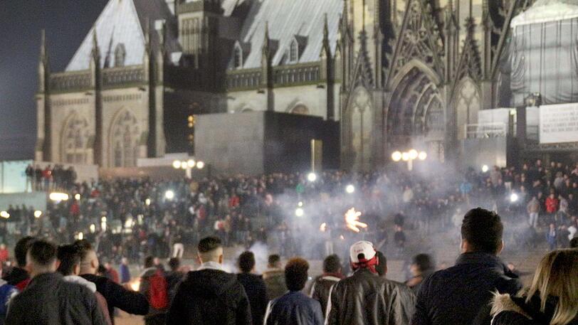Chaotische Zustände auf der Domplatte im letzten Jahr: Dieses Mal war Köln besser vorbereitet.