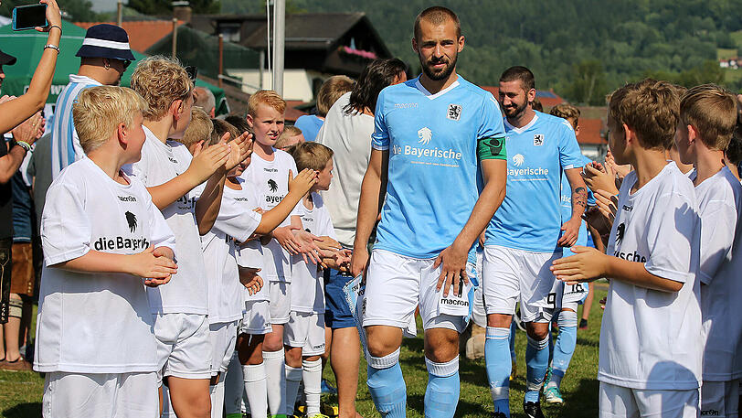 In neuen Trikots: Der TSV 1860 beendet die Vorbereitung auf die Regionalliga-Saison mit einem 4:0-Sieg gegen den Bayernligisten SV Heimstetten. Die Bilder aus Bodenmais.