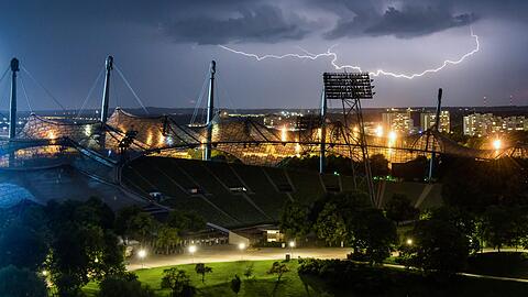 Zu jeder Tages- und Nachtzeit ein schöner Anblick &ndash; und auch bei Gewitter: das weltberühmte Zeltdach über dem Olympiastadion.