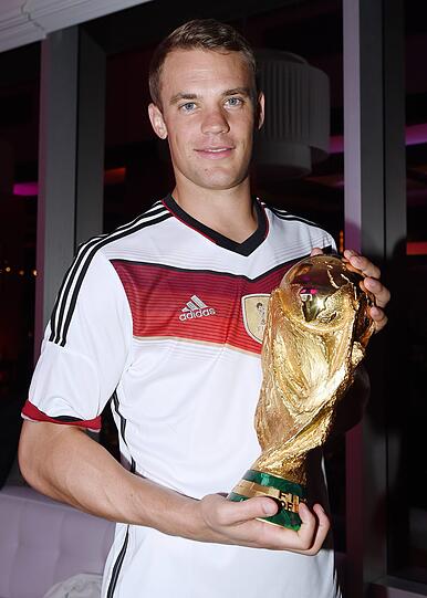 Manuel Neuer mit dem gewonnenen WM-Pokal.