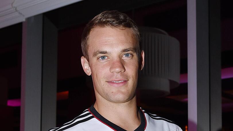 Manuel Neuer mit dem gewonnenen WM-Pokal. Manuel Neuer mit dem gewonnenen WM-Pokal.