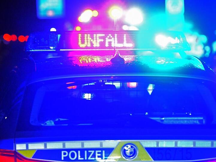Der Schriftzug "Unfall" leuchtet auf einem Streifewagen. Foto: Stefan Puchner/dpa/Archivbild
