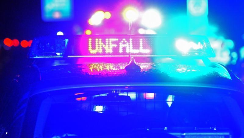 Der Schriftzug "Unfall" leuchtet auf einem Streifewagen. Foto: Stefan Puchner/dpa/Archivbild Der Schriftzug "Unfall" leuchtet auf einem Streifewagen. Foto: Stefan Puchner/dpa/Archivbild