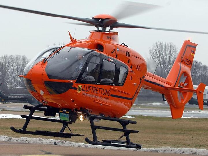 Ein vom Typ EC 135 T2i in den Farben des Zivilschutzes fliegt auf dem Flugfeld. Foto: Stefan Puchner/Archiv