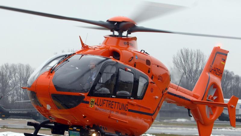 Ein vom Typ EC 135 T2i in den Farben des Zivilschutzes fliegt auf dem Flugfeld. Foto: Stefan Puchner/Archiv