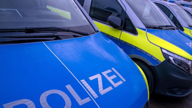 Der reflektierende Schriftzug "Polizei" ist auf einem Streifenwagen zu sehen. Foto: Jens Büttner/Archivbild Der reflektierende Schriftzug "Polizei" ist auf einem Streifenwagen zu sehen. Foto: Jens Büttner/Archivbild