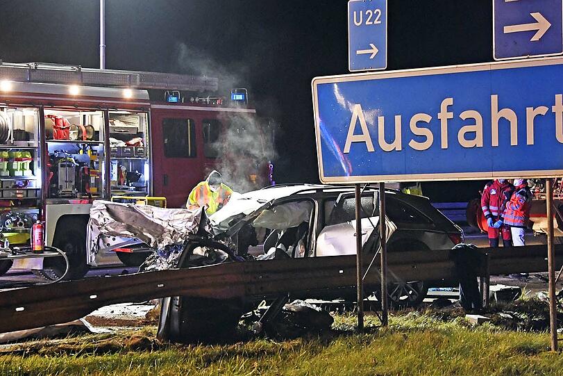 Ein Geisterfahrer ist auf Höhe der Anschlussstelle Hohenbrunn mit einem weiteren Fahrzeug kollidiert.