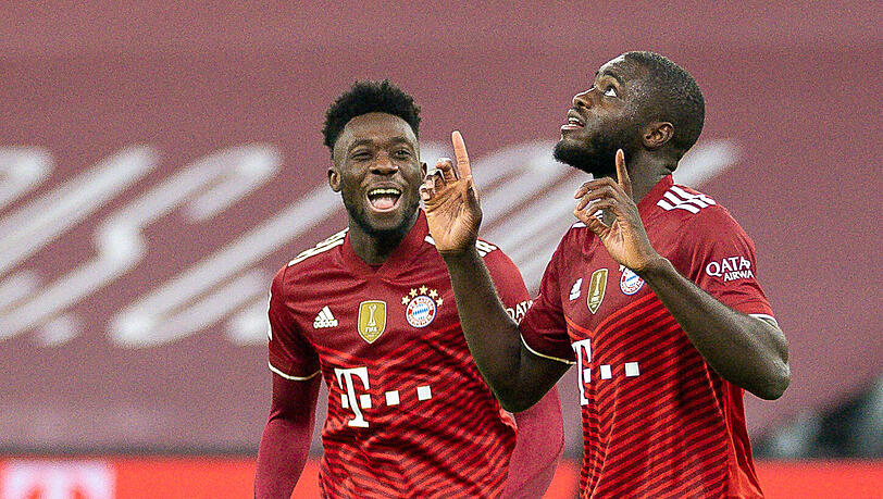 Dayot Upamecano (r.) jubelt nach seinem ersten Tor für den FC Bayern.