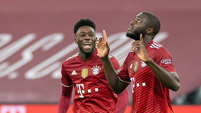 Dayot Upamecano (r.) jubelt nach seinem ersten Tor für den FC Bayern.