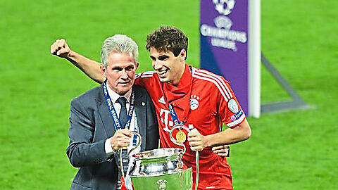 Wembley-Sieger 2013: Javi Martínez (r.) und Jupp Heynckes.  dpa