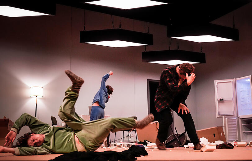 „Trauer ist das Ding mit Federn“ nach dem Roman von Max Porter im Volkstheater „Trauer ist das Ding mit Federn“ nach dem Roman von Max Porter im Volkstheater