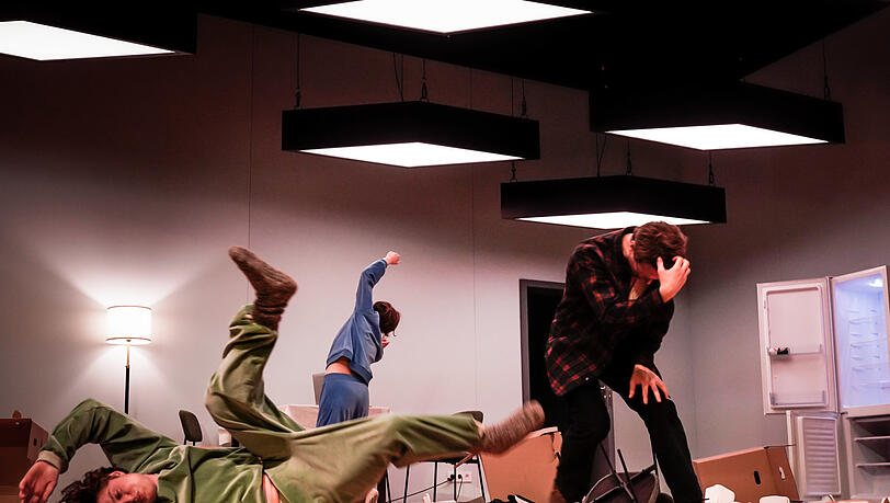 „Trauer ist das Ding mit Federn“ nach dem Roman von Max Porter im Volkstheater „Trauer ist das Ding mit Federn“ nach dem Roman von Max Porter im Volkstheater