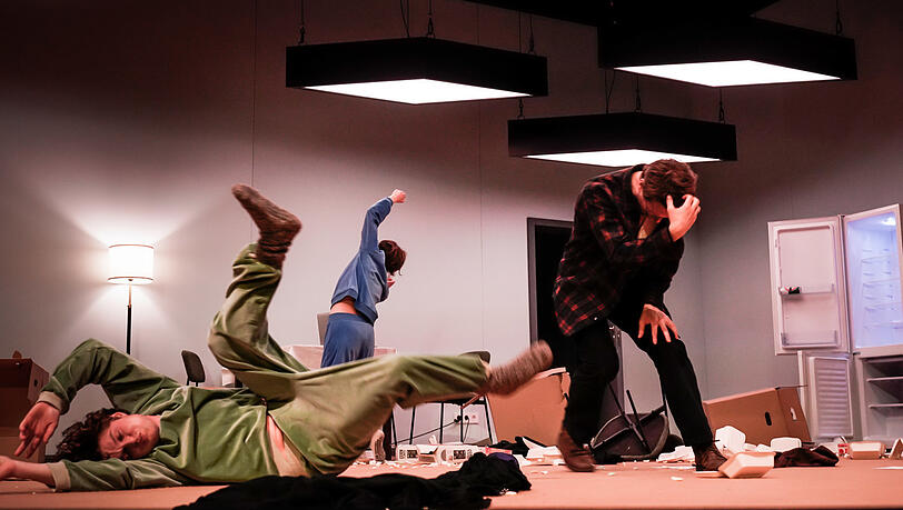 "Trauer ist das Ding mit Federn" nach dem Roman von Max Porter im Volkstheater. "Trauer ist das Ding mit Federn" nach dem Roman von Max Porter im Volkstheater.