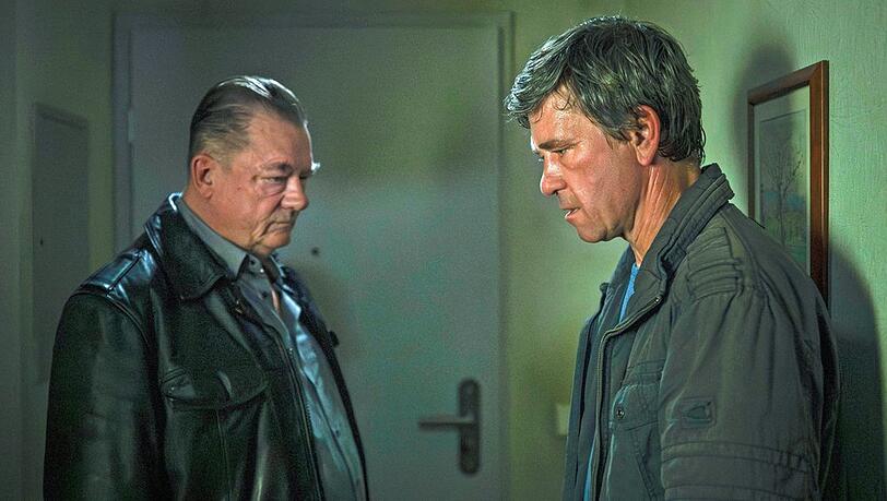 Henry Koitzsch (Peter Kurth, l.) und Michael Lehmann (Peter Schneider) fühlen sich in "Polizeiruf 110: Der Wanderer zieht von dannen" in ihren ersten Fall zurückversetzt. Henry Koitzsch (Peter Kurth, l.) und Michael Lehmann (Peter Schneider) fühlen sich in "Polizeiruf 110: Der Wanderer zieht von dannen" in ihren ersten Fall zurückversetzt.