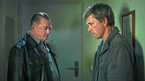 Henry Koitzsch (Peter Kurth, l.) und Michael Lehmann (Peter Schneider) f&uuml;hlen sich in "Polizeiruf 110: Der Wanderer zieht von dannen" in ihren ersten Fall zur&uuml;ckversetzt.